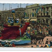1956 Marcelle Sartor sur son char au Carnaval de Nice